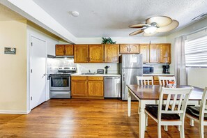 Fridge, microwave, stovetop, dishwasher - Walk to Ocean City Beach! Cozy Couples Retreat (Ocean City)