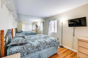 2 bedrooms, Internet, bed sheets - Walk to Ocean City Beach! Cozy Couples Retreat (Ocean City)