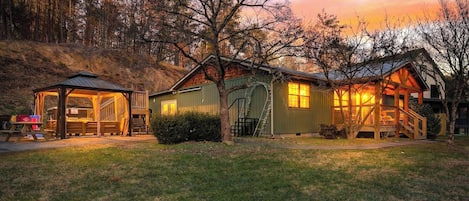 House (4 Bedrooms) | Exterior