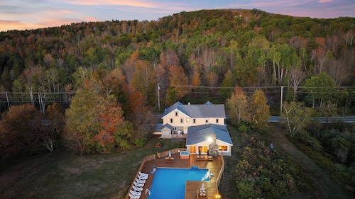 阿凡斯特的山顶隐居处 - 隐秘的卡茨基尔度假屋，带加热泳池、热水浴缸和游戏室