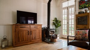 Smart TV, fireplace, books, stereo - Circa 1890 by Latitude South Coast (Berry)