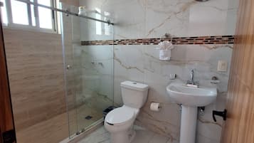 Apartament familiar, 3 dormitoris | Bany