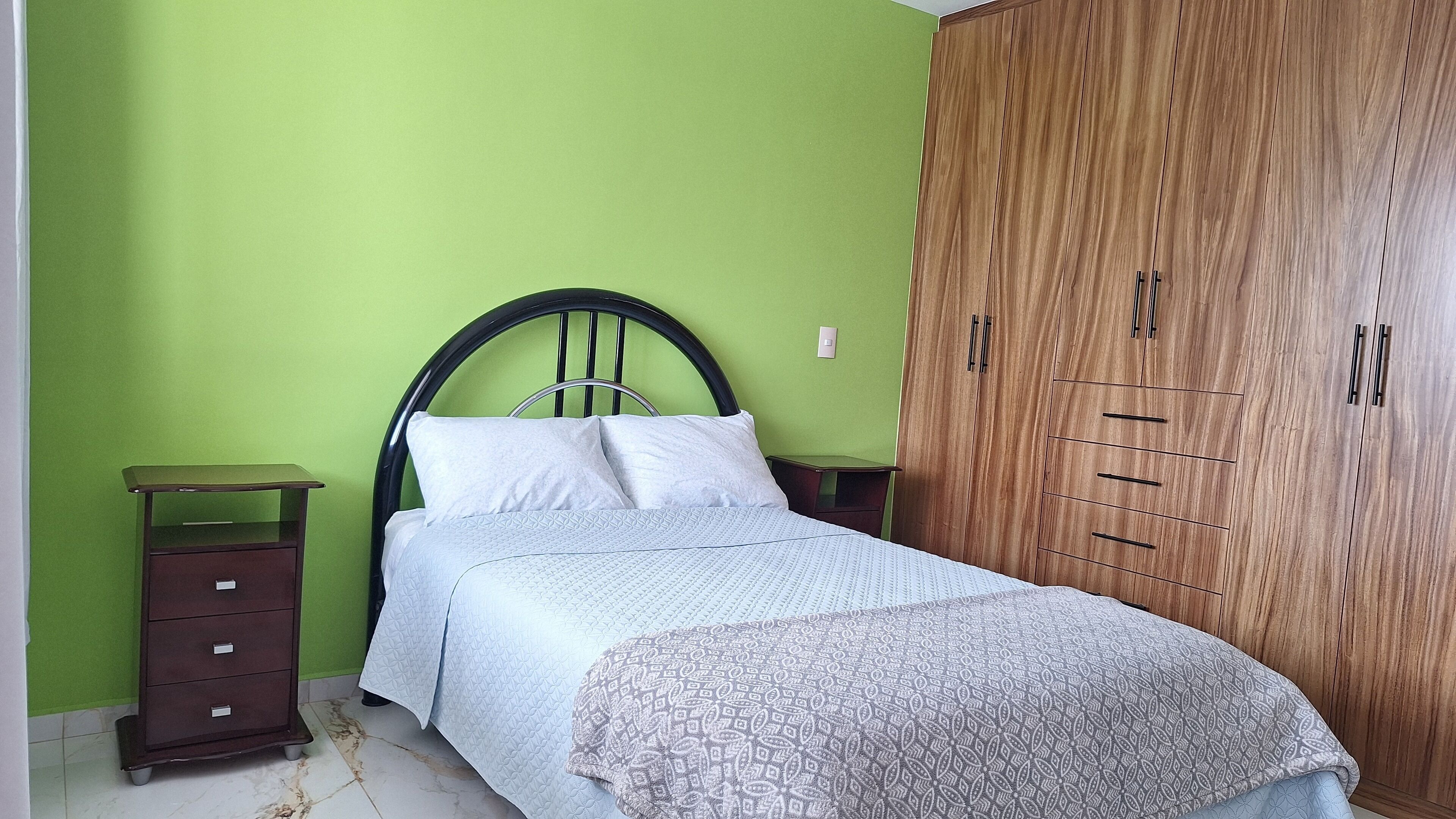 Standard-huoneisto, parveke | Silitysrauta/-lauta, ilmainen Wi-Fi