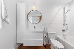 Een douche, een haardroger, handdoeken, zeep