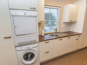 Kühlschrank, Mikrowelle, Geschirrspüler, Kochgeschirr/Geschirr/Besteck
