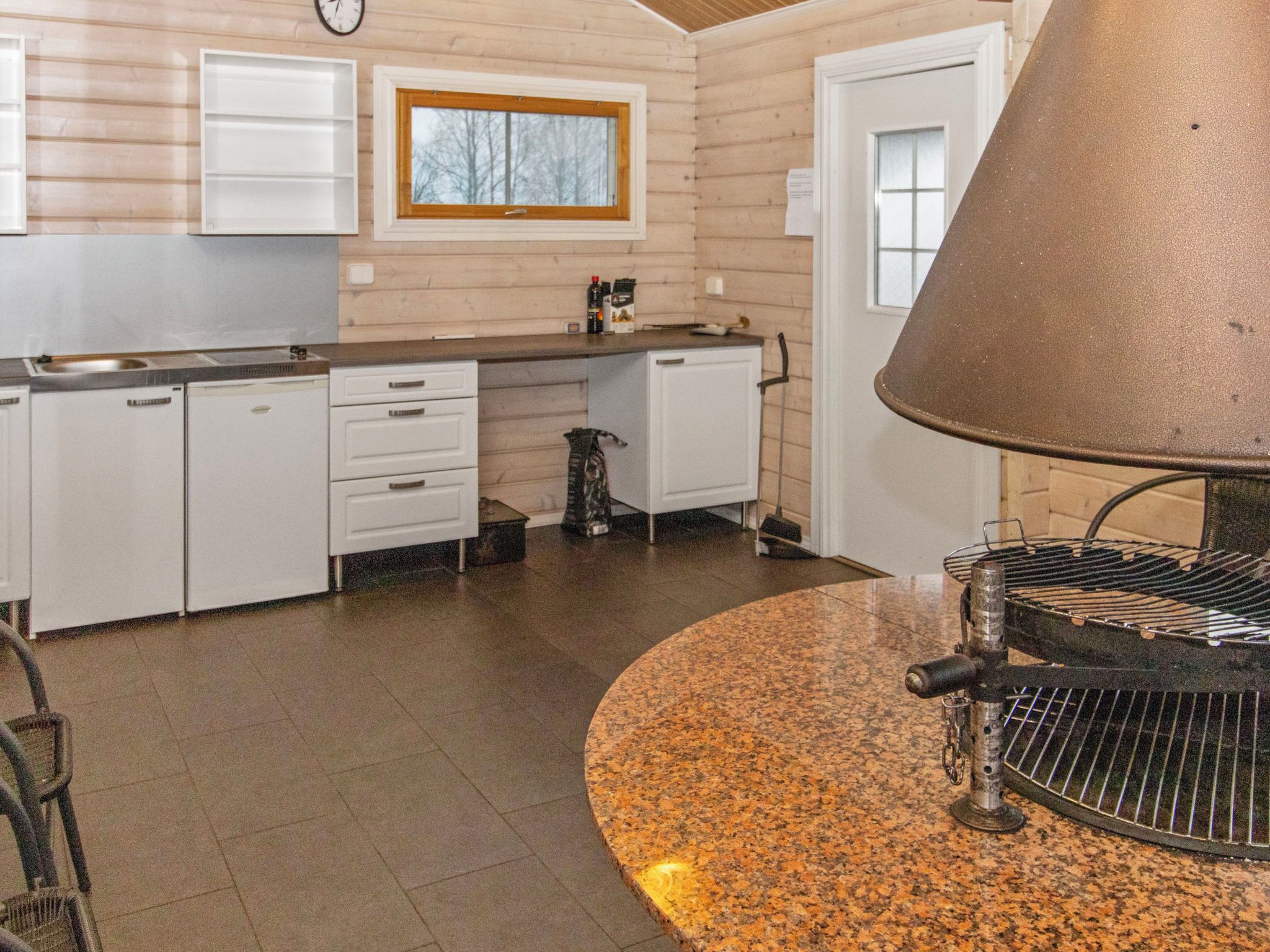 Refrigerador, microondas, lavavajillas y utensilios de cocina 