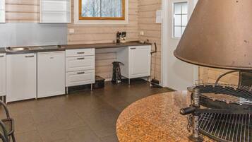 Refrigerador, microondas, lavavajillas y utensilios de cocina