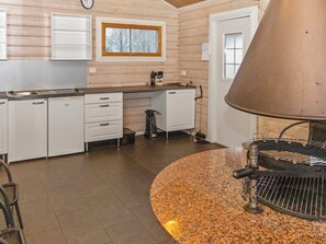 Frigorífico, microondas, lavavajillas y utensilios de cocina