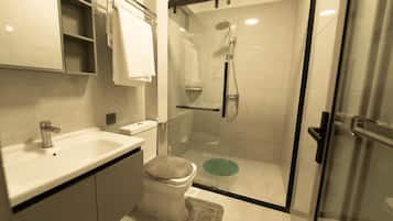 Bidet, toallas, jabón, shampoo