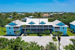 A large, multi-story building with a central courtyard and a pool. - Spacious Two-Story Townhome with Private Beach Access at Seashells of Sanibel (Sanibel)