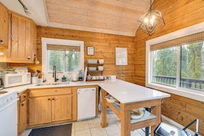 Jääkaappi, mikroaaltouuni, liesi, astianpesukone