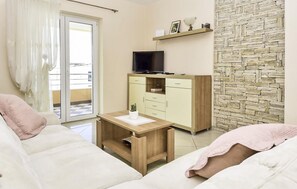 TV - Gorgeous apartment in Maslenica with WiFi (Maslenica)