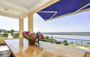 Outdoor dining - Gorgeous apartment in Maslenica with WiFi (Maslenica)