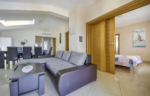 TV - Cozy apartment in Maslenica with WiFi (Maslenica)