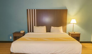 Tabla de planchar con plancha, wifi y ropa de cama