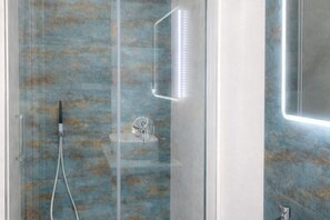 Shower, bidet, towels - Lulu Suite in the center (Cagliari)