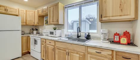 Køleskab, mikrobølgeovn, kogeplade, kaffe-/temaskine