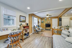 2 bedrooms, desk, iron/ironing board, travel crib