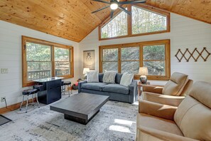 TV, fireplace, books - Golf Club, Pool & Hiking! Wooded Cashiers Escape (Cashiers)