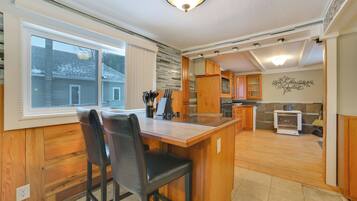 Réfrigérateur, four à micro-ondes, surface de cuisson, lave-vaisselle