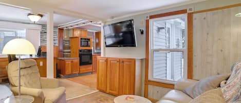 TV, caminetto, libri