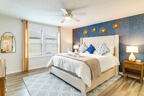 5 habitaciones, escritorio, tabla de planchar con plancha y internet