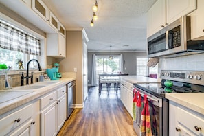 Fridge, microwave, stovetop, dishwasher - Paddle, Swim & More! Charming Home in High Springs (High Springs)