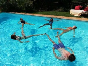 Une piscine à l’eau d’un bleu cristallin.
