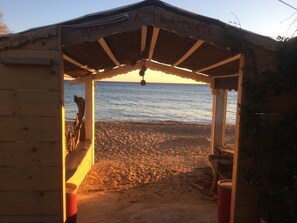 A wooden beach hut with a sign reading "LA PLAGE" and a view of the beach and sea. - Villa-Superior-Ensuite-Park view- 3 chambres (La Garde-Freinet)