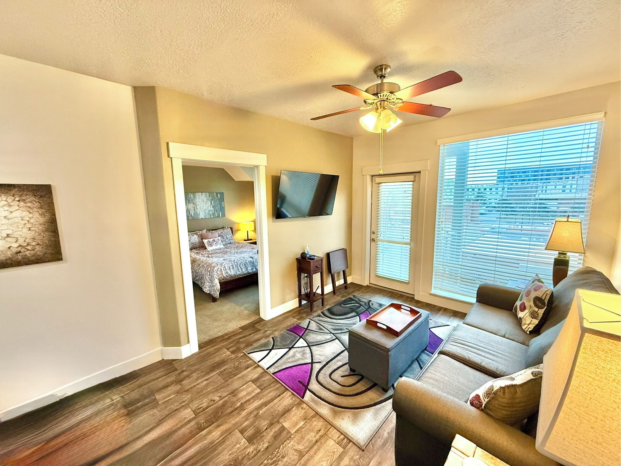 Condo Cao cấp, 1 giường cỡ queen và sofa giường, quang cảnh thành phố | Khu phòng khách