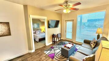Condo Cao cấp, 1 giường cỡ queen và sofa giường, quang cảnh thành phố | Khu phòng khách