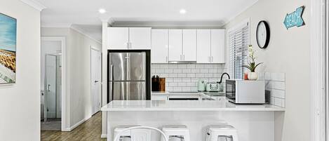 Microondas, horno, lavavajillas y tostadora