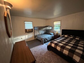 4 bedrooms, iron/ironing board, WiFi, bed sheets