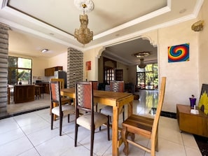Dining - Mad Vervet Hostel - Addis (Addis Ababa)