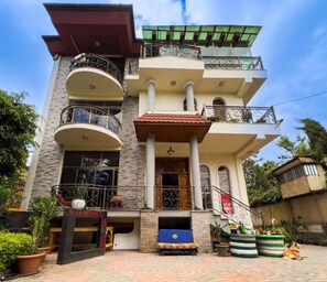 Exterior - Mad Vervet Hostel - Addis (Addis Ababa)