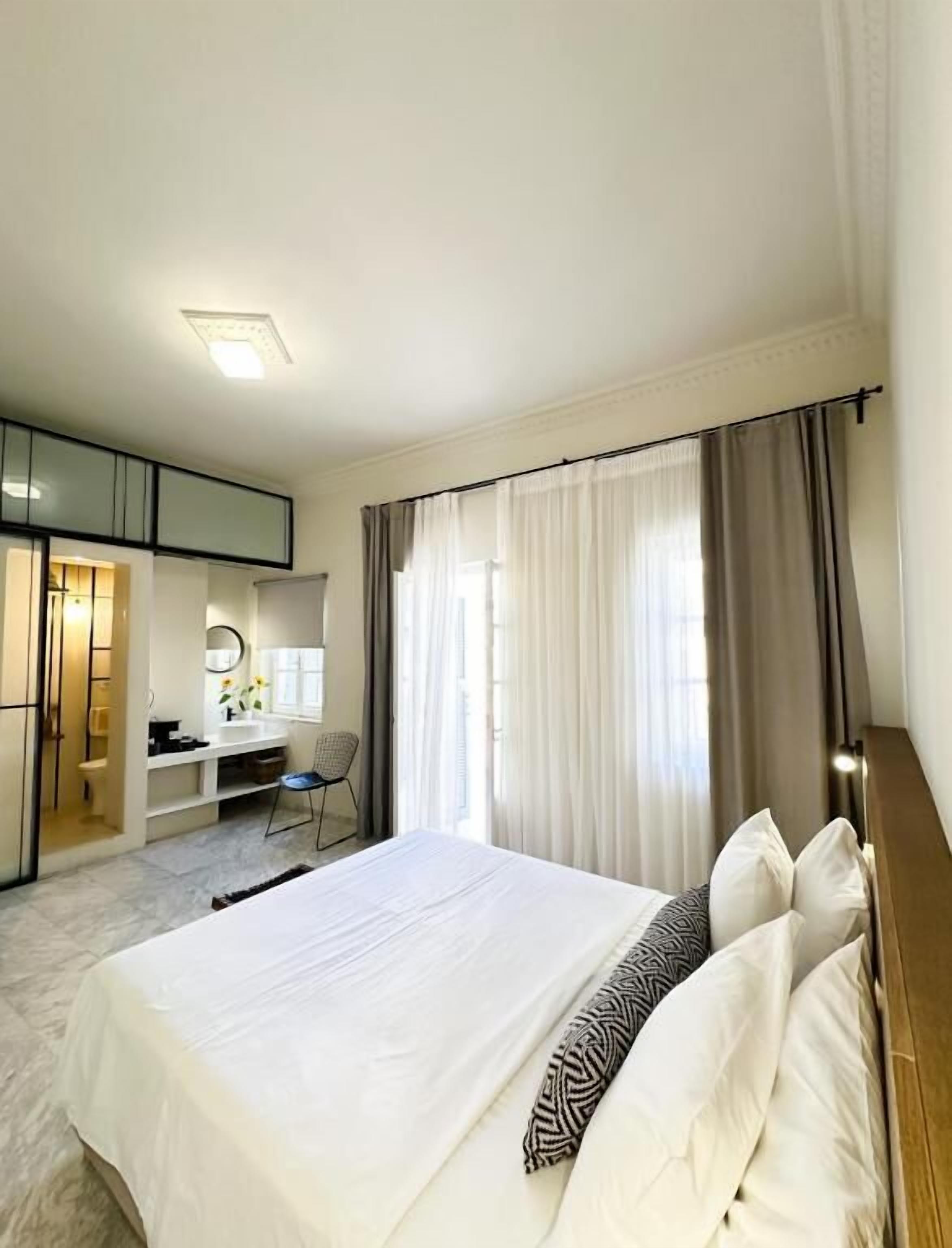 Suite Deluxe, balcón, vistas a la ciudad | Caja fuerte, tabla de planchar con plancha, wifi gratis