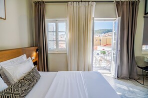 Deluxe Suite 3 - Balcony City View-Historic Centre - Oiko mini Suites (Ermoupoli)
