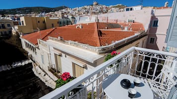 Suite Deluks, balkon, pemandangan kota | Brankas, setrika/meja setrika, Wi-Fi gratis, dan seprai linen