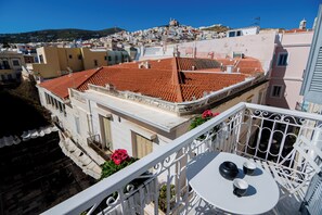 In-room safe, iron/ironing board, free WiFi, bed sheets - Oiko mini Suites (Ermoupoli)