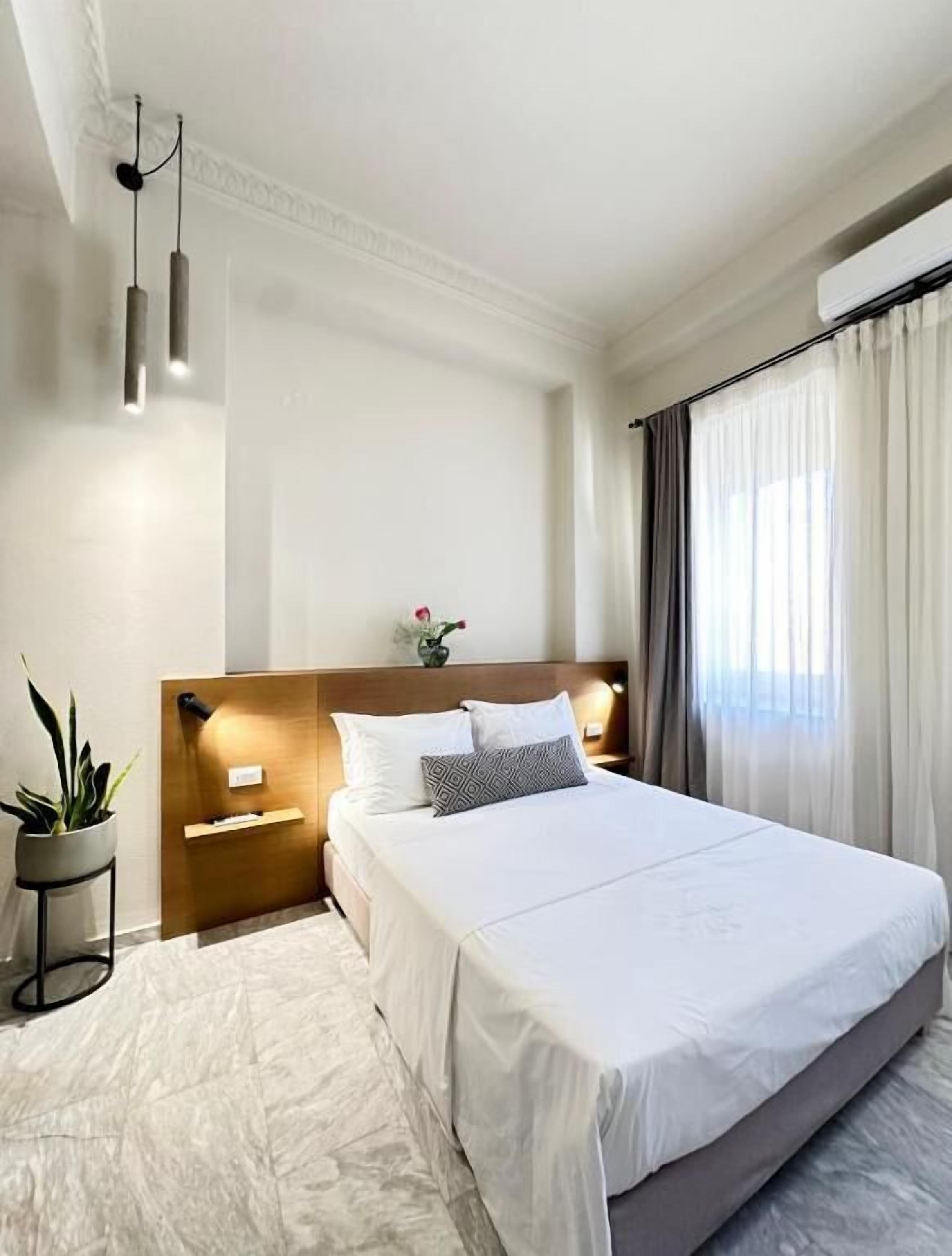 Suite Deluxe, vistas a la ciudad | Caja fuerte, tabla de planchar con plancha, wifi gratis