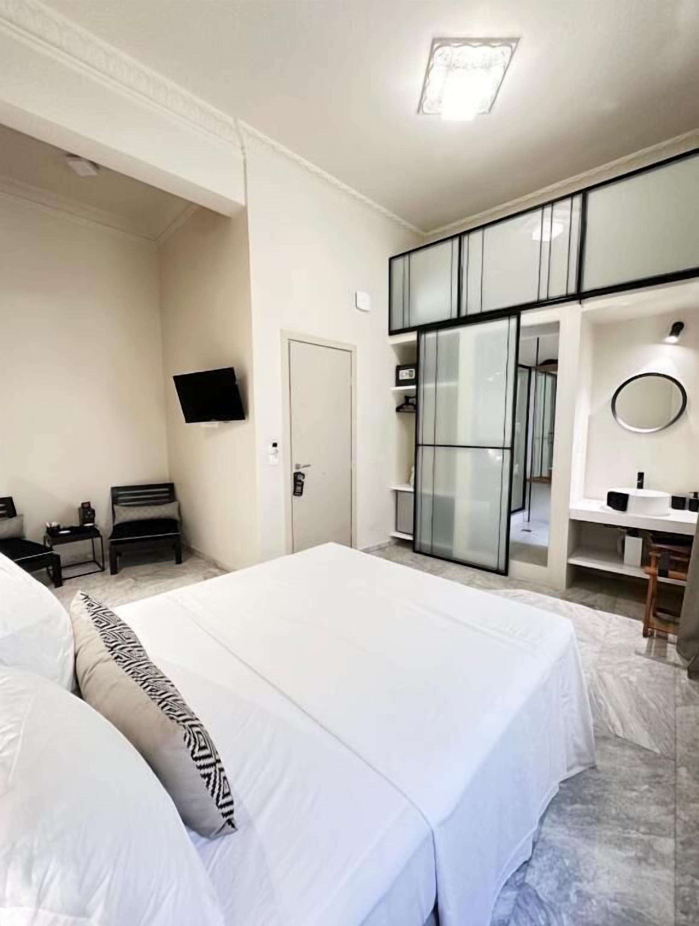 Deluxe Suite, City View | In-room safe, iron/ironing board, free WiFi