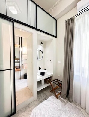 Deluxe Suite, City View | Bathroom - Oiko mini Suites (Ermoupoli)