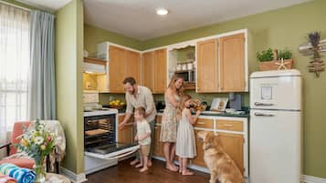 Een koelkast, een microgolfoven, een oven, een kookplaat