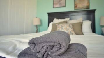 Een bureau, een strijkplank/strijkijzer, wifi, beddengoed