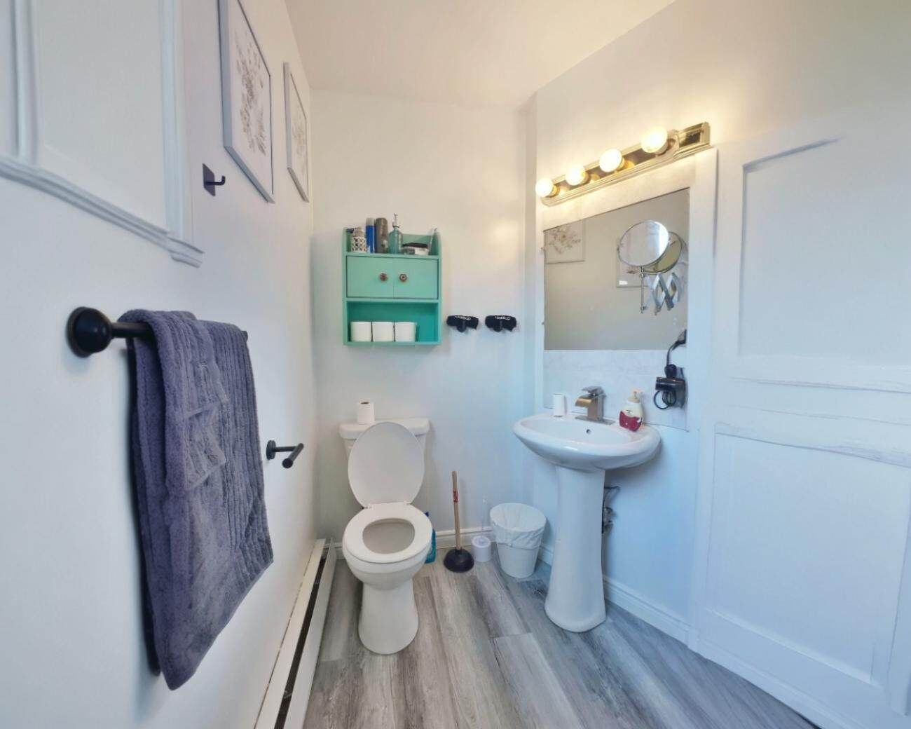 Een douche, een haardroger, handdoeken