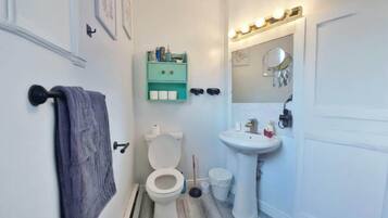 Een douche, een haardroger, handdoeken