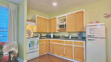 Een koelkast, een microgolfoven, een oven, een kookplaat