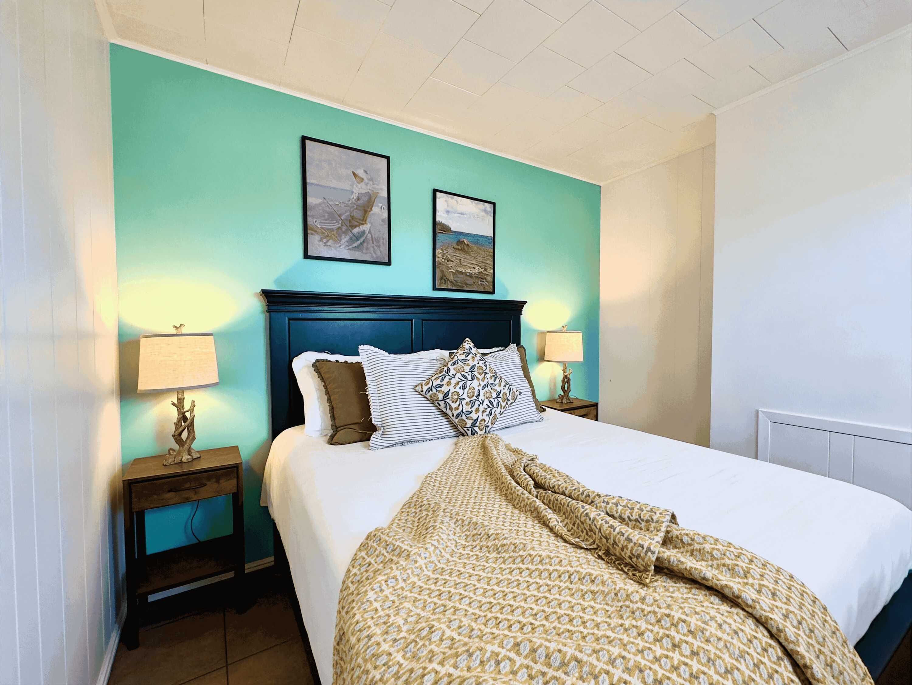 Een bureau, een strijkplank/strijkijzer, wifi, beddengoed