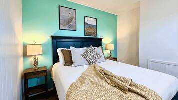 Een bureau, een strijkplank/strijkijzer, wifi, beddengoed