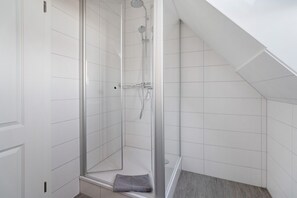 Shower, hair dryer, towels - Waldhusenblick Holiday Apartment (Pellworm)